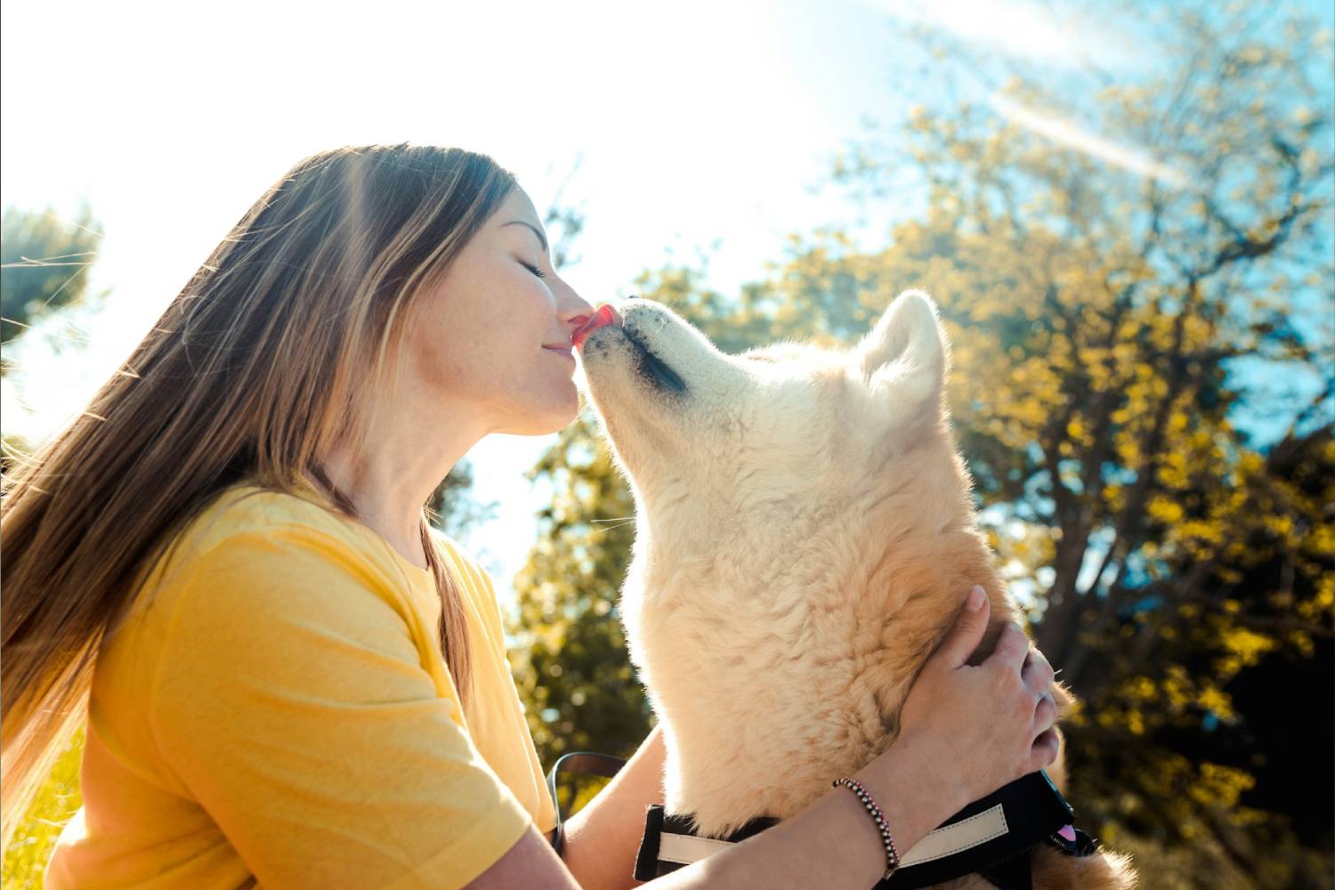 girl kissing the pet