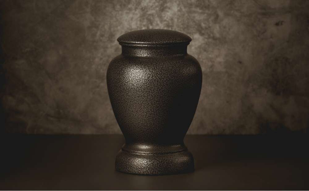 Cedar Memorial Urn (URW191)<br><em>A timeless and classic way to preserve treasured keepsakes and remember your pet.</em>