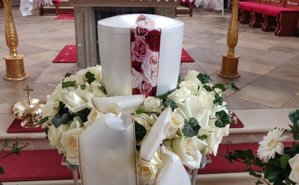 Decorative Metal Urn – Pearl (URM002)<br><em> Lightweight, handcrafted metal urn with a timeless design in pearl finish.</em>