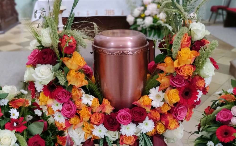 Decorative Metal Urn – Slate (URM001)<br><em>Lightweight, handcrafted metal urn with a timeless design in slate finish.</em>