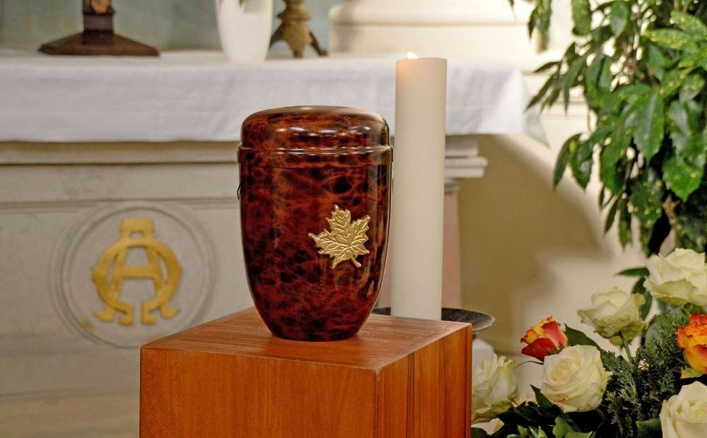 Remembrance Urn (URW046)<br><em>Simple and elegant, designed as an enduring home for your beloved pet.</em>